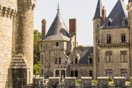 SULLY-SUR-LOIRE、フランス-2018年10月11日：ルネサンス建築