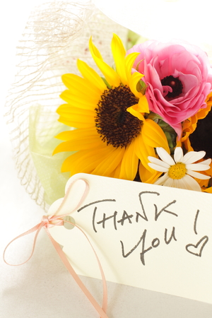 Sun flower: Sonnenblume und Ranunculus Bouquet mit Danke-Karte