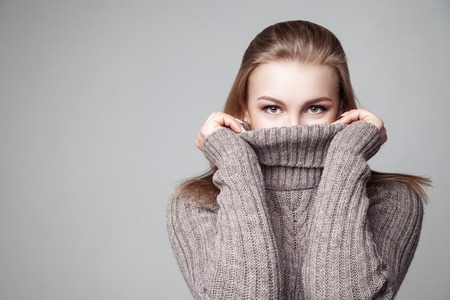 Vrouw In Sweater Foto's, Afbeeldingen En Stock Fotografie Book Woman Concept 4 Autumn Winter | 17: Woman Sweater