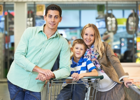 Retrato De La Bolsa De Comestibles Sonriente Joven Hombre Retrato De La Bolsa De Comestibles Sonriente Joven Hombre