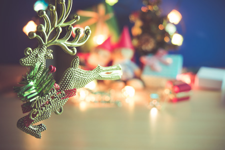 メリー クリスマスと幸せな新年の夜の光でクリスマスを飾る飾り