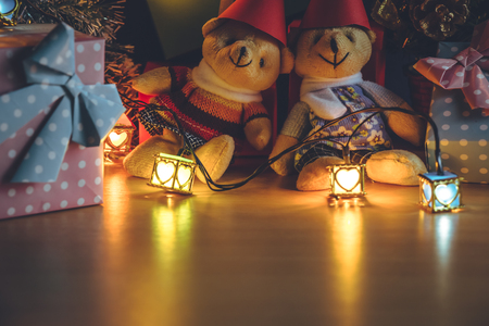 メリー クリスマスと幸せな新年の夜の光でクリスマスを飾る飾り