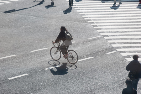 東京都渋谷交差点での歩行者の間でカップルのホールド手のシルエット の写真素材 画像素材 Image