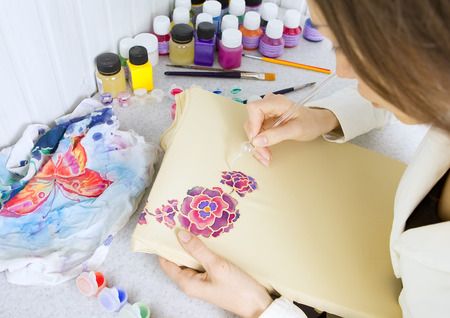 バティック プロセス 布 バティック作りアーティスト塗料 アーティスト ペイント バティック布に花のモチーフ の写真素材 画像素材 Image