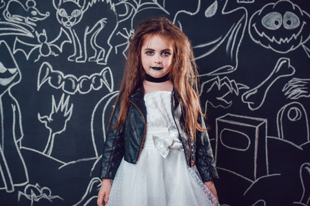 muchacha en traje de la novia de chucky doll aislado en blanco