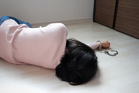 若い女性のレイプ死体 女性の死体の無料写真&ベクター