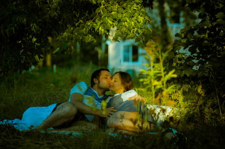 32336733-sonriente-pareja-feliz-que-se-relaja-en-la-hierba-verde-familia-est%C3%A1-descansando-en-el-jard%C3%ADn-frente-a-l.jpg?ver=6