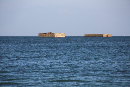 ノルマンディーフランスヨーロッパのマルベリー港の遺跡を持つアロマンシュ レ ベインズ ビーチ の写真素材 画像素材 Image