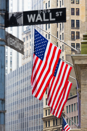 ウォール街は アメリカ国旗とニューヨーク証券取引所の背景ニューヨークで署名します の写真素材 画像素材 Image ウォール街は アメリカ国旗とニューヨーク証券取引所の背景ニューヨークで署名します の写真素材 画像素材 Image