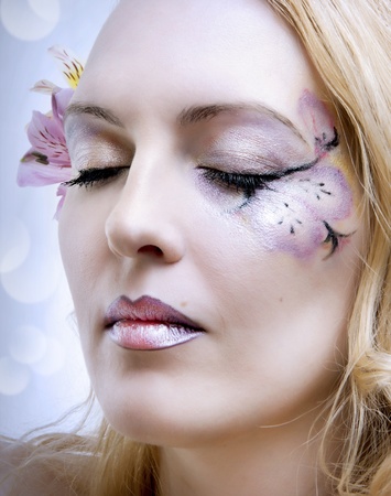 クローズ アップや花を作るアート花と女性の顔の美しさの肖像画 の写真素材 画像素材 Image クローズ アップや花を作るアート花と女性の顔の美しさの肖像画 の写真素材 画像素材 Image