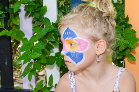 Schone Blonde Madchen Mit Blume Schminken Lizenzfreie Fotos Bilder Und Stock Fotografie Image 34681697