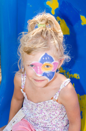 Schone Blonde Madchen Mit Blume Schminken Lizenzfreie Fotos Bilder Und Stock Fotografie Image 34681697
