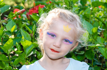 Schone Blonde Madchen Mit Blume Schminken Lizenzfreie Fotos Bilder Und Stock Fotografie Image 34681697