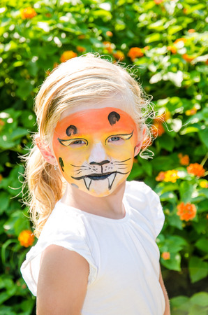 Schone Blonde Madchen Mit Tiger Schminken Lizenzfreie Fotos Bilder Und Stock Fotografie Image 34681783