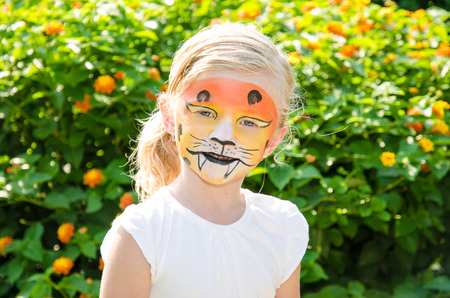 Schone Blonde Madchen Mit Tiger Schminken Lizenzfreie Fotos Bilder Und Stock Fotografie Image 34681783