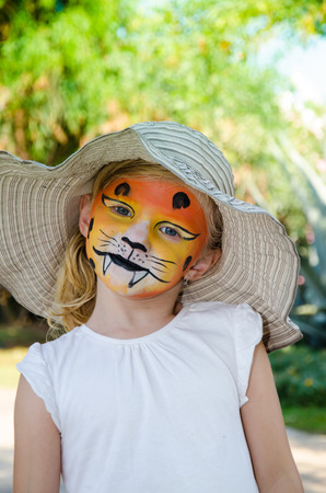 Schone Blonde Madchen Mit Tiger Schminken Lizenzfreie Fotos Bilder Und Stock Fotografie Image 34681783