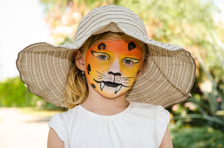 Schone Blonde Madchen Mit Tiger Schminken Lizenzfreie Fotos Bilder Und Stock Fotografie Image 34681783