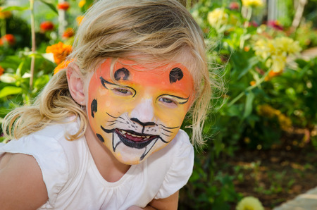 Schone Blonde Madchen Mit Tiger Schminken Lizenzfreie Fotos Bilder Und Stock Fotografie Image 34681783