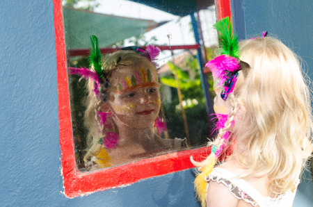 Schone Blonde Madchen Mit Gelben Stern Schminken Lizenzfreie Fotos Bilder Und Stock Fotografie Image 34681984