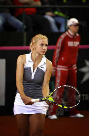 ウクライナのレシアナセリ Tsurenko が 13 年 4 月 21 日 ウクライナのカナダのユージェニー ブシャールに対して Bnp パリバ フェドカップの試合中に出す準備 キエフ 27 ウクライナ 13 年 4 月 21 日 の写真素材 画像素材 Image