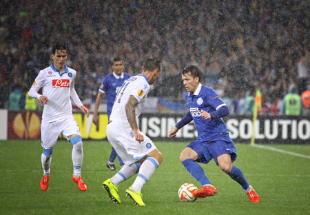 イェウヘン コノプリャーンカ Fc ドニプロ R の Nsk Olimpiyskyi スタジアムで彼らの Uefa ヨーロッ パリーグ準決勝の試合中に Ssc ナポリのホセ カジェホンのボールの戦い キエフ 27 ウクライナ 15 年 5 月 14 日 の写真素材 画像素材 Image