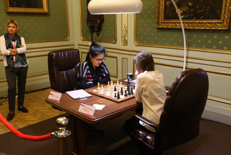 リヴィウ ウクライナ 16 年 3 月 11 日 中国の Hou Yifan は Fide 女性の世界のチェス選手権戦ポトツキ宮殿 リヴィウ ウクライナのウクライナのまりや Muzychuk の彼女の第 7 ゲーム中に見える の写真素材 画像素材 Image