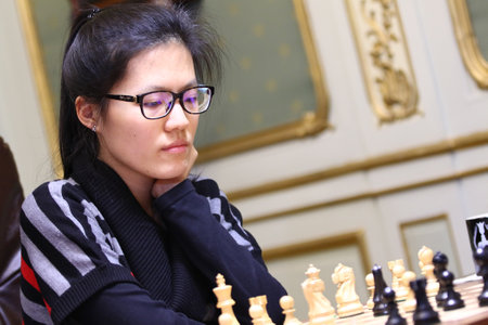 リヴィウ ウクライナ 16 年 3 月 11 日 中国の Hou Yifan は Fide 女性の世界のチェス選手権戦ポトツキ宮殿 リヴィウ ウクライナのウクライナのまりや Muzychuk の彼女の第 7 ゲーム中に見える の写真素材 画像素材 Image
