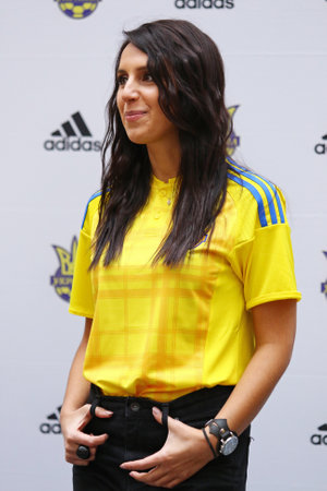 ウクライナの国民のサッカーのチームの新しいユニフォームのプレゼンテーションの中のキエフ ウクライナ 16 年 3 月 9 日 歌手 Jamala ユーロ ビジョンの歌のコンテスト 16 年にウクライナを担う の写真素材 画像素材 Image