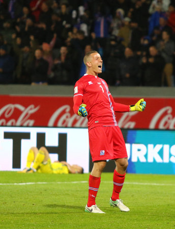 Fifa ワールド カップ 18 レイキャビクのウクライナ戦の予選の前に国歌を聴くアイスランドのレイキャビク アイスランド 17 年 9 月 5 日 ナショナルの選手サッカー チーム の写真素材 画像素材 Image