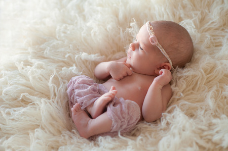 Beau Portrait D Une Alerte 10 Jours Vieux Bebe Nouveau Ne Fille Elle Est Eveille Et Se Recroquevilla Oon Son Dos Sur Un Tapis De Couleur Creme Flokati Banque D Images Et Photos Libres De