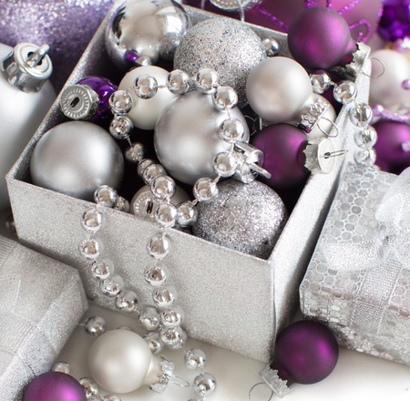 Silber Und Lila Weihnachtsschmuck Grenze Auf Weissem Hintergrund Lizenzfreie Fotos Bilder Und Stock Fotografie Image 50561398