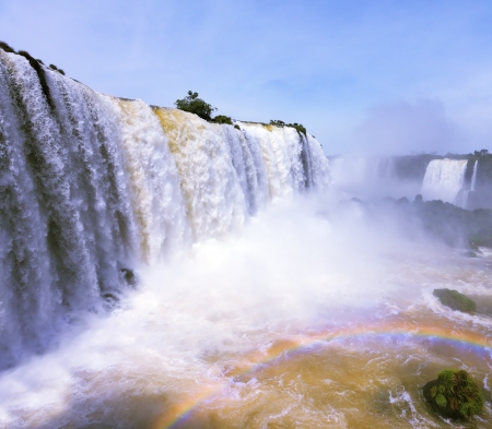 素晴らしく壮大な沸騰と雷のイグアスの滝 ブラジル内の滝 の写真素材 画像素材 Image