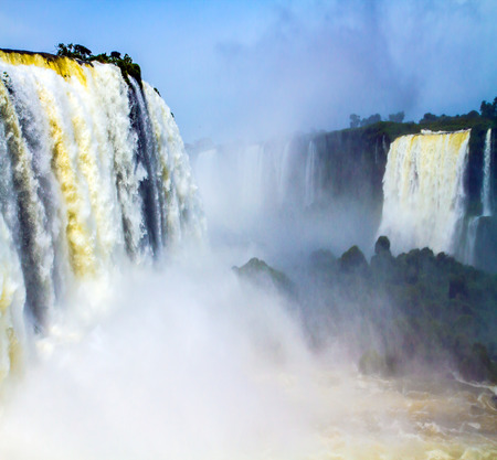 アクティブな観光の概念 流れ落ちる水の世界 3 つの国の国境の南アメリカのイグアスの滝 ブラジル アルゼンチン パラグアイ の写真素材 画像素材 Image アクティブな観光の概念 流れ落ちる水の世界 3 つの国の国境の南アメリカのイグアスの滝 ブラジル アルゼンチン パラグアイ の写真素材 画像素材 Image