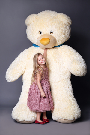 ドレスが近くに大きなテディベア ぬいぐるみ ぬいぐるみ 大きなぬいぐるみ 子供とギフト 薄紫色のドレス ブロンドの女の子 スタジオでは 赤ちゃんの小さな女の子 の写真素材 画像素材 Image ドレスが近くに大きなテディベア ぬいぐるみ ぬいぐるみ 大きなぬいぐるみ 子供とギフト 薄紫色のドレス ブロンドの女の子 スタジオでは 赤ちゃんの小さな女の子 の写真素材 画像素材 Image