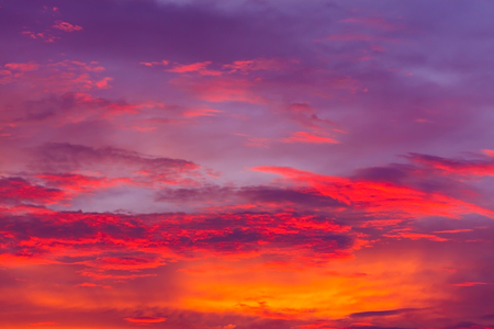 自然の背景 夜 雲の赤い空 美しく カラフルな夕日や日の出の時間 夏の日 夕方や朝は屋外 の写真素材 画像素材 Image