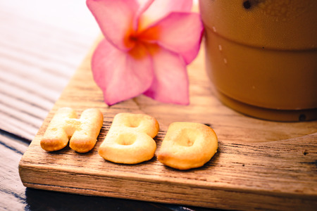 アイス コーヒーとビスケットのアルファベットのスペル Hbd ライス フィールドの背景を持つ の写真素材 画像素材 Image アイス コーヒーとビスケットのアルファベットのスペル Hbd ライス フィールドの背景を持つ の写真素材 画像素材 Image