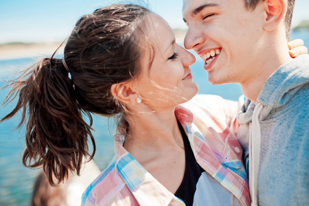 10 代の若者を見て彼らの友人間のキスのカップルを愛しています 流行に敏感なが大好きです 若い男が彼のガール フレンドにキスします の写真素材 画像素材 Image 10 代の若者を見て彼らの友人間のキスのカップルを愛しています 流行に敏感なが大好きです 若い男が彼のガール フレンドにキスします の写真素材 画像素材 Image