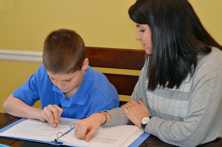 Student dostává další pomoc od lektora
