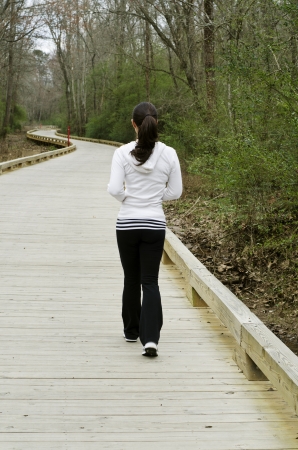 Fit a atraktivní mladá dáma jogging na chodník