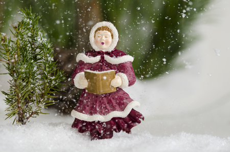Caroler zpívá ve sněhu