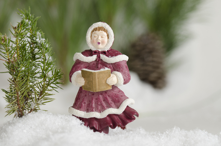 Vánoční ozdoba caroler zpívá ve sněhu Reklamní fotografie