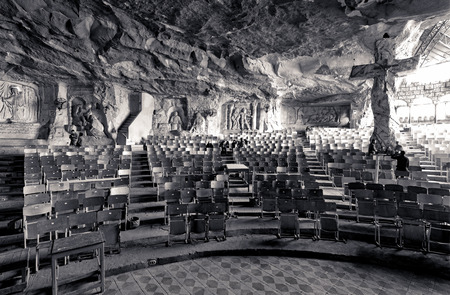 聖母マリアと聖サイモン タナーの大聖堂 サン Samaan タナー修道院 カイロ エジプトの丘産モカタム層 Muqattam で最大の 7 つの教会や礼拝堂のシリーズに隠された洞窟します の写真素材 画像素材 Image 聖母マリアと聖サイモン タナーの大聖堂 サン Samaan タナー修道院 カイロ エジプトの丘産モカタム層 Muqattam で最大の 7 つの教会や礼拝堂のシリーズに隠された洞窟します の写真素材 画像素材 Image