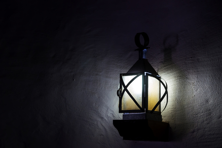 Vintage antigua lámpara de linterna luminosa en cuarto oscuro Vintage antigua lámpara de linterna luminosa en cuarto oscuro