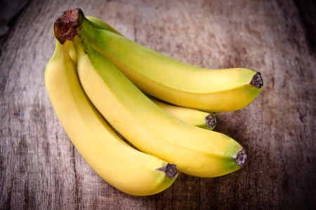 banana: Chuối tươi thu hoạch trên nền gỗ