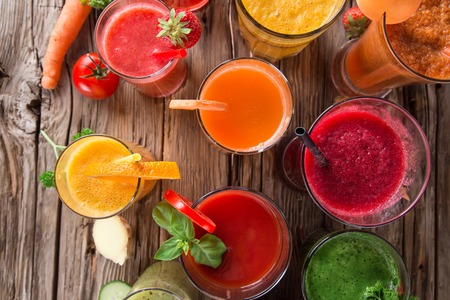 a carrot: Trái cây tươi và rau quả nước trái cây trên bàn gỗ