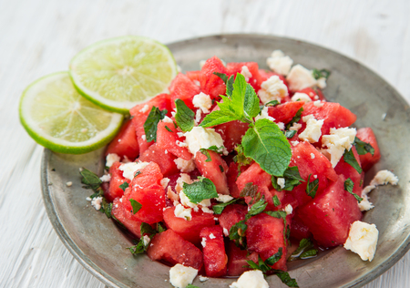 watermelon: salad tươi với nước dưa, phô mai feta, vôi và bạc hà, close-up.