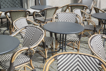 Café Tisch Und Stühle, Garten Königs, Stockholm, Schweden Café Tisch Und Stühle, Garten Königs, Stockholm, Schweden