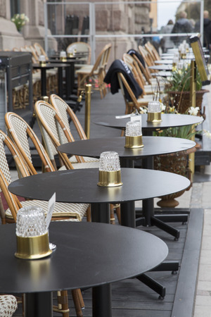 Café Tisch Und Stühle, Garten Königs, Stockholm, Schweden Café Tisch Und Stühle, Garten Königs, Stockholm, Schweden