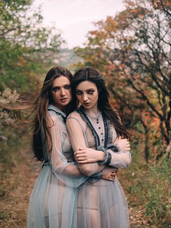 二人の女の子が泣いています ヴィンテージの若い女性のドレス いくつかの不吉な森林 だけで 怖い 薄暗い不気味な森 ホラーのスタイルで写真撮影 神秘的な写真 ファッショナブルな調子を整えます 創造的な色 の写真素材 画像素材 Image 二人の女の子が泣いています ヴィンテージの若い女性のドレス いくつかの不吉な森林 だけで 怖い 薄暗い不気味な森 ホラーのスタイルで写真撮影 神秘的な写真 ファッショナブルな調子を整えます 創造的な色 の写真素材 画像素材 Image
