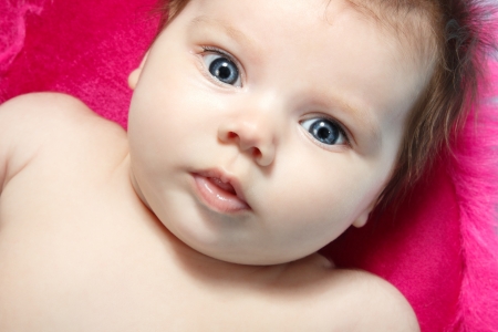 驚いたは 美しいかわいい赤ちゃん子供の顔アップ スタジオ撮影 の写真素材 画像素材 Image